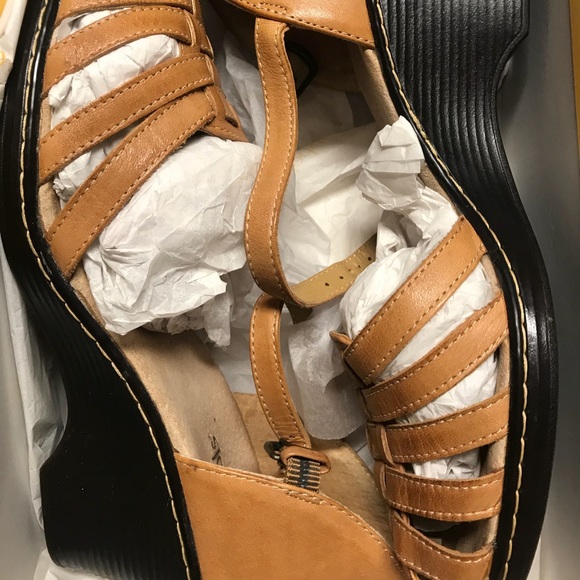 Soft Spots Women’s Shoes - Picture 2 of 3